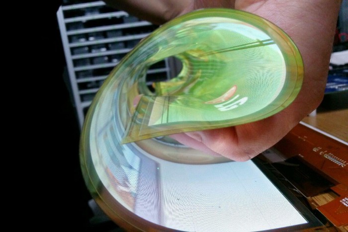 LG-rollable-OLED-display-flexible-700x466