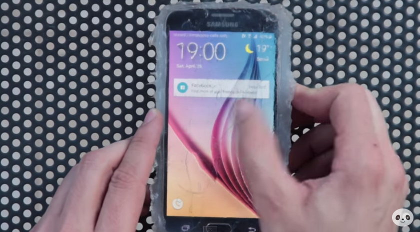 How_to_waterproof_the_Galaxy_S6_-_YouTube 2