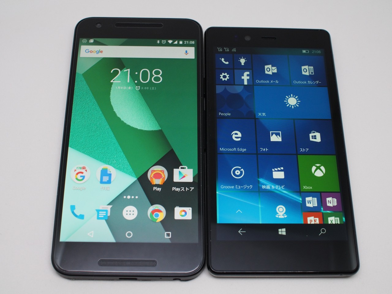 Nexus 5X(左)とKATANA 02(右)
