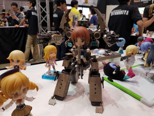 コトブキヤのブースではフレームアームズ(?)に乗る西住殿も。