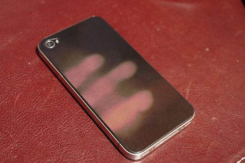 温度によって色が変わるiphone4用の背面シール Dream Seed