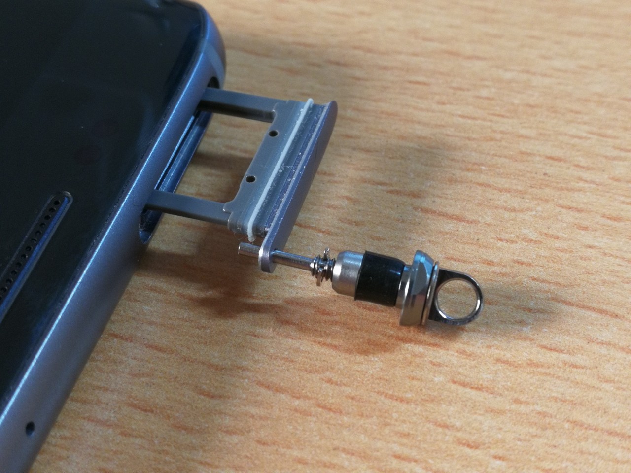 Sim抜きピンを兼ねたストラップ用ヘッドフォンキャップを購入 Dream Seed