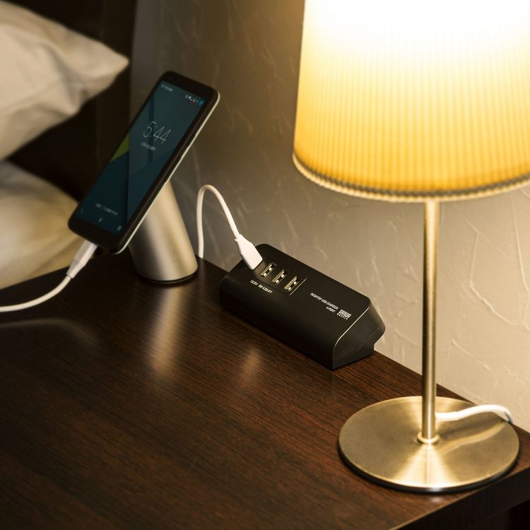 自宅の机がビジネスホテル風に、クランプで固定するUSB充電器がサンワサプライから発売 – Dream Seed