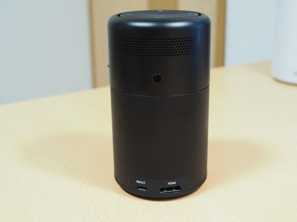 Ankerの350ml缶サイズのモバイルプロジェクター「NEBULA 
