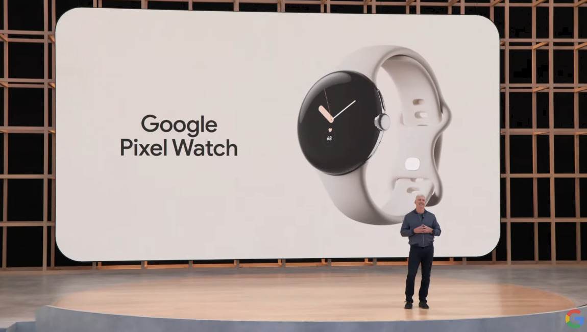 Google I/OでPixel Watchを発表するGoogleの人